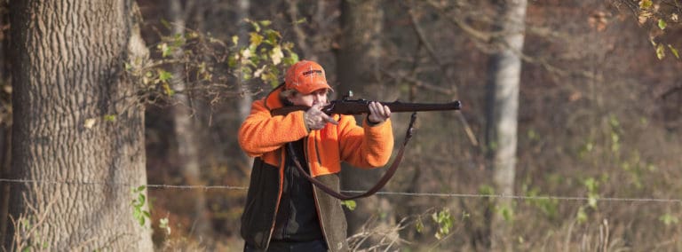 Jäger bei einer Drückjagd im Wald